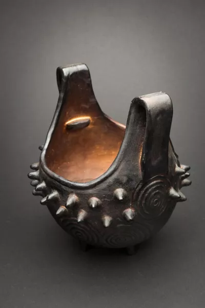 Pottery by Mary W. Thompson – Fire pot